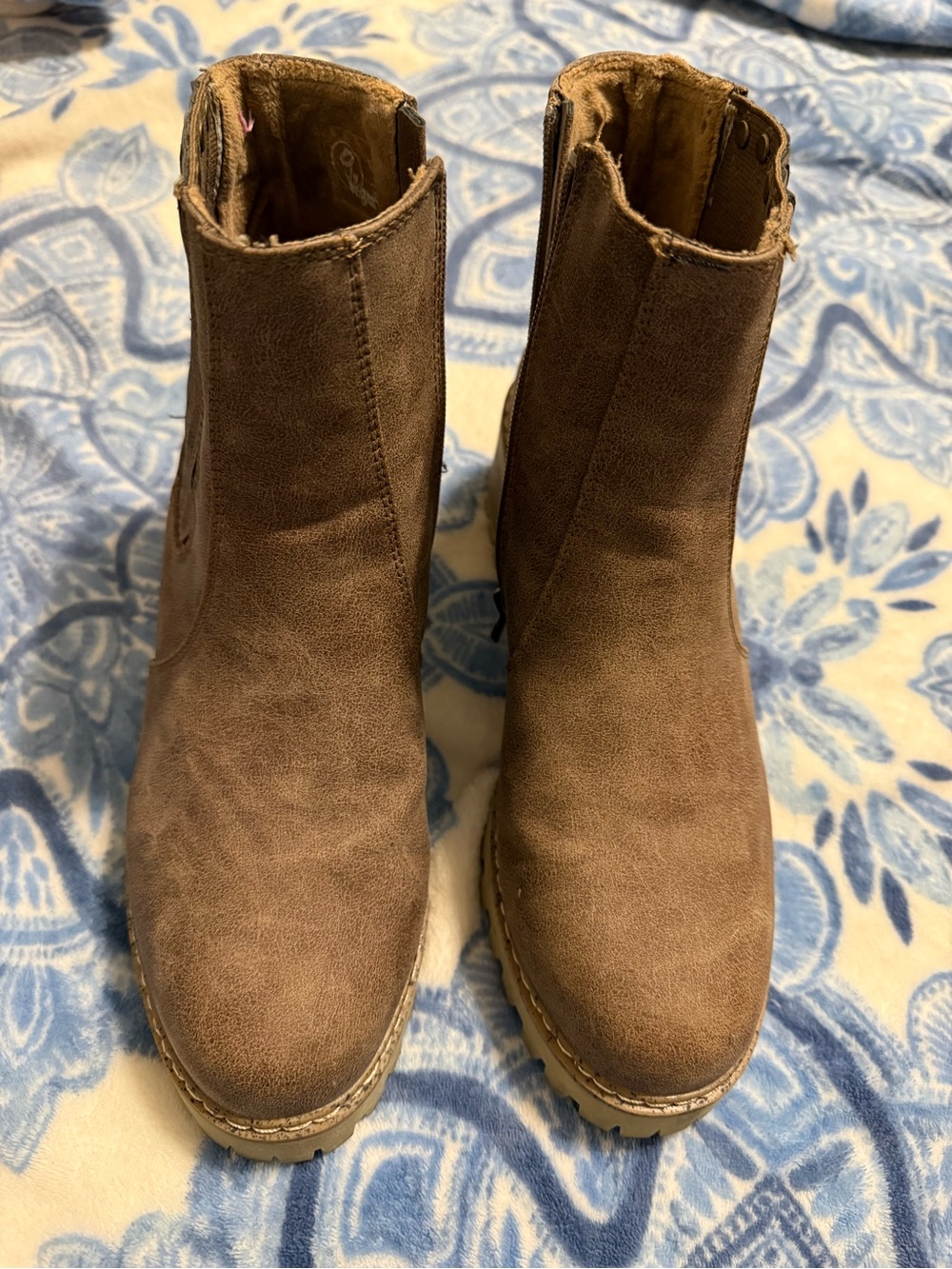 Blowfish Women's Brown vegan Suede Ankle Boots, Casual Chelsea Style size 8.5